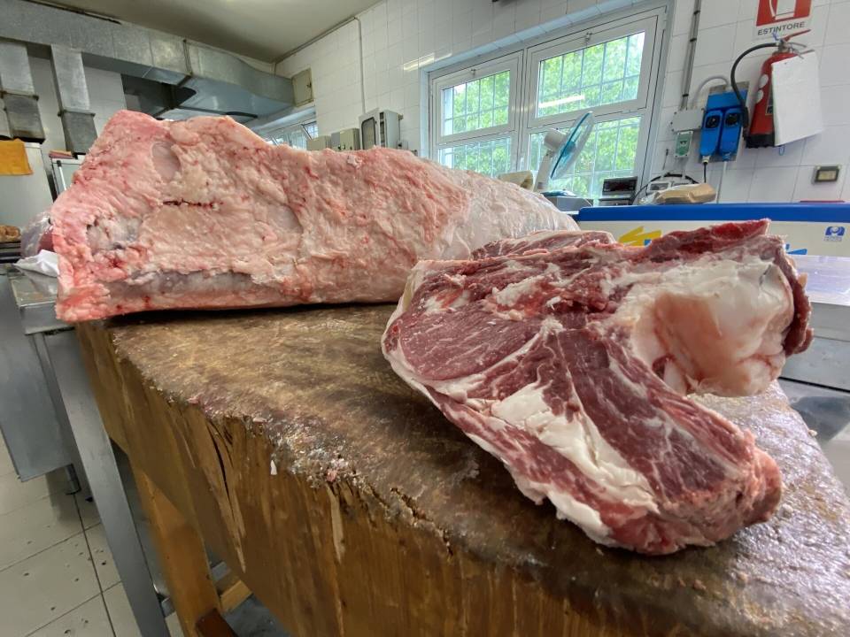 taglio di carne sul bancone