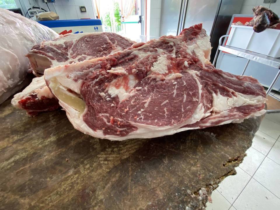 taglio di carne in primo piano sul bancone