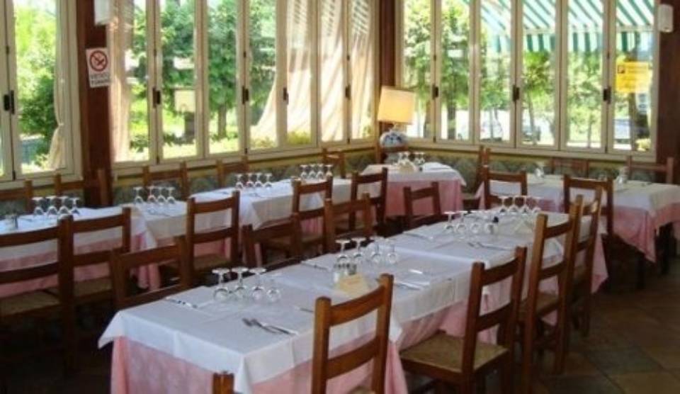 tavoli nella veranda del ristorante