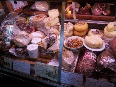 bancone con carni e salumi