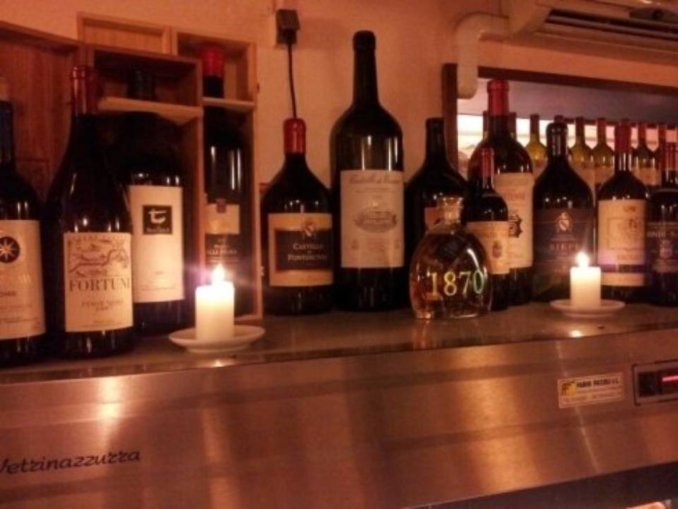 bottiglie di vino esposte in locale