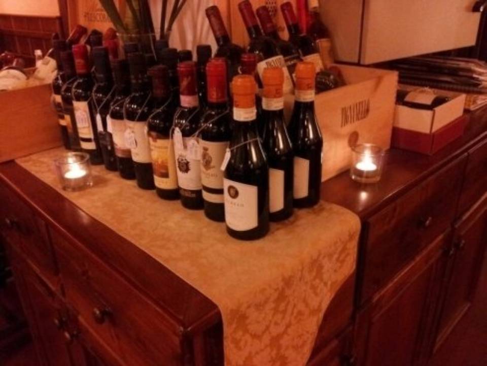 bottiglie di vino nel locale