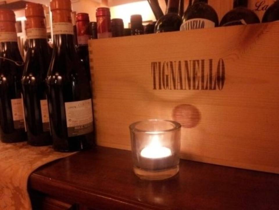 ristorante con ampia esposizione di bottiglie di vino