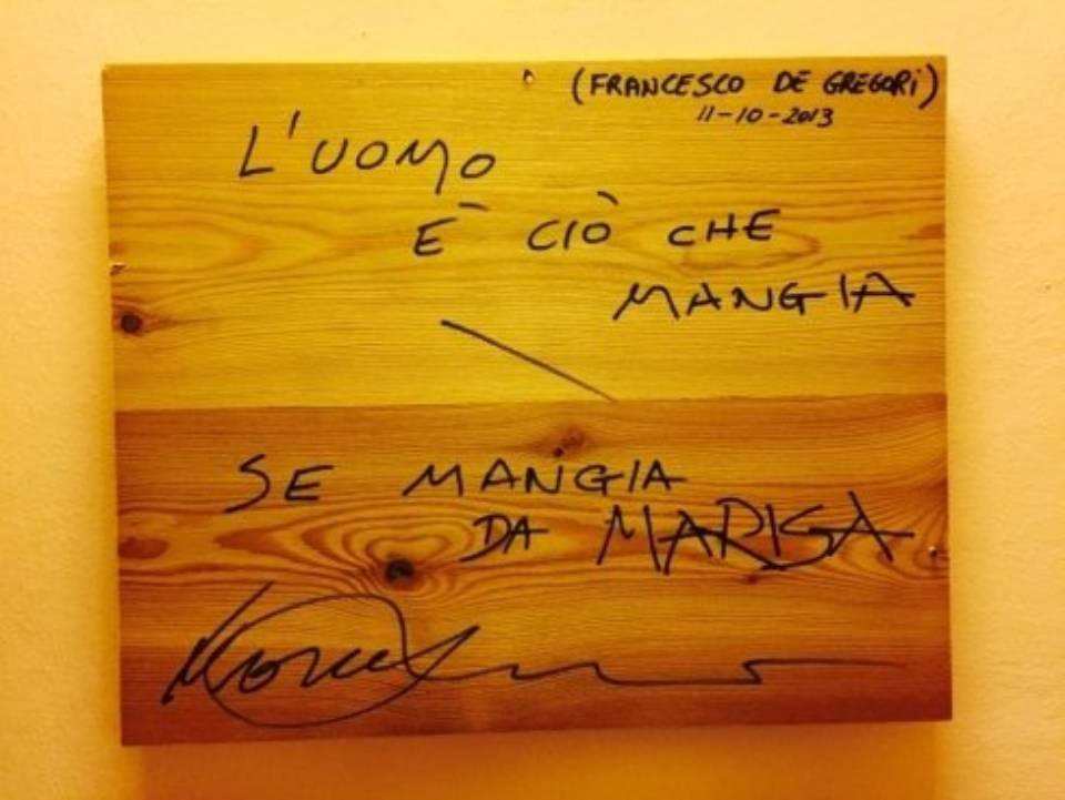 dediche su superficie di legno