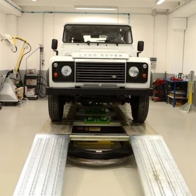 Land Rover in riparazione