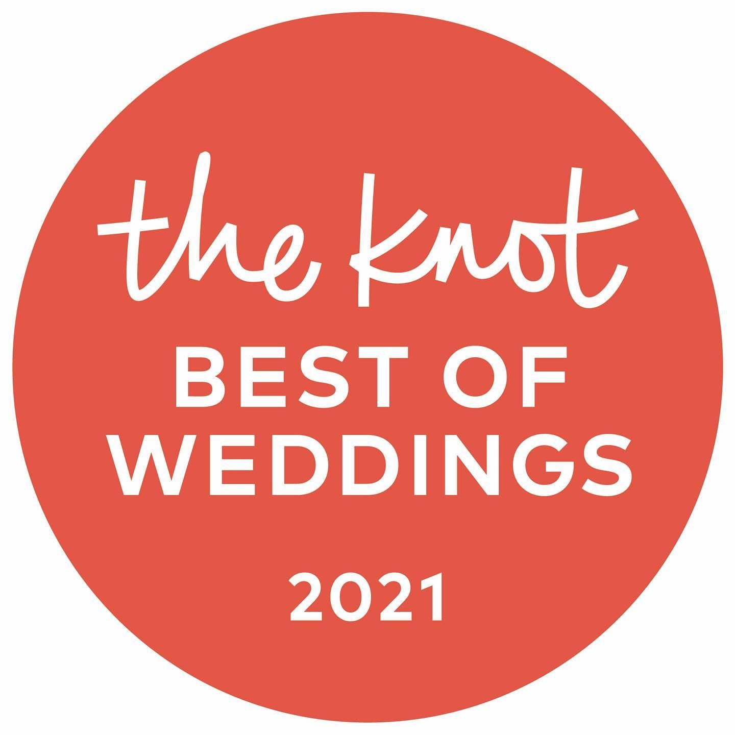 a red circle with the words `` the knot best of weddings '' written on it .