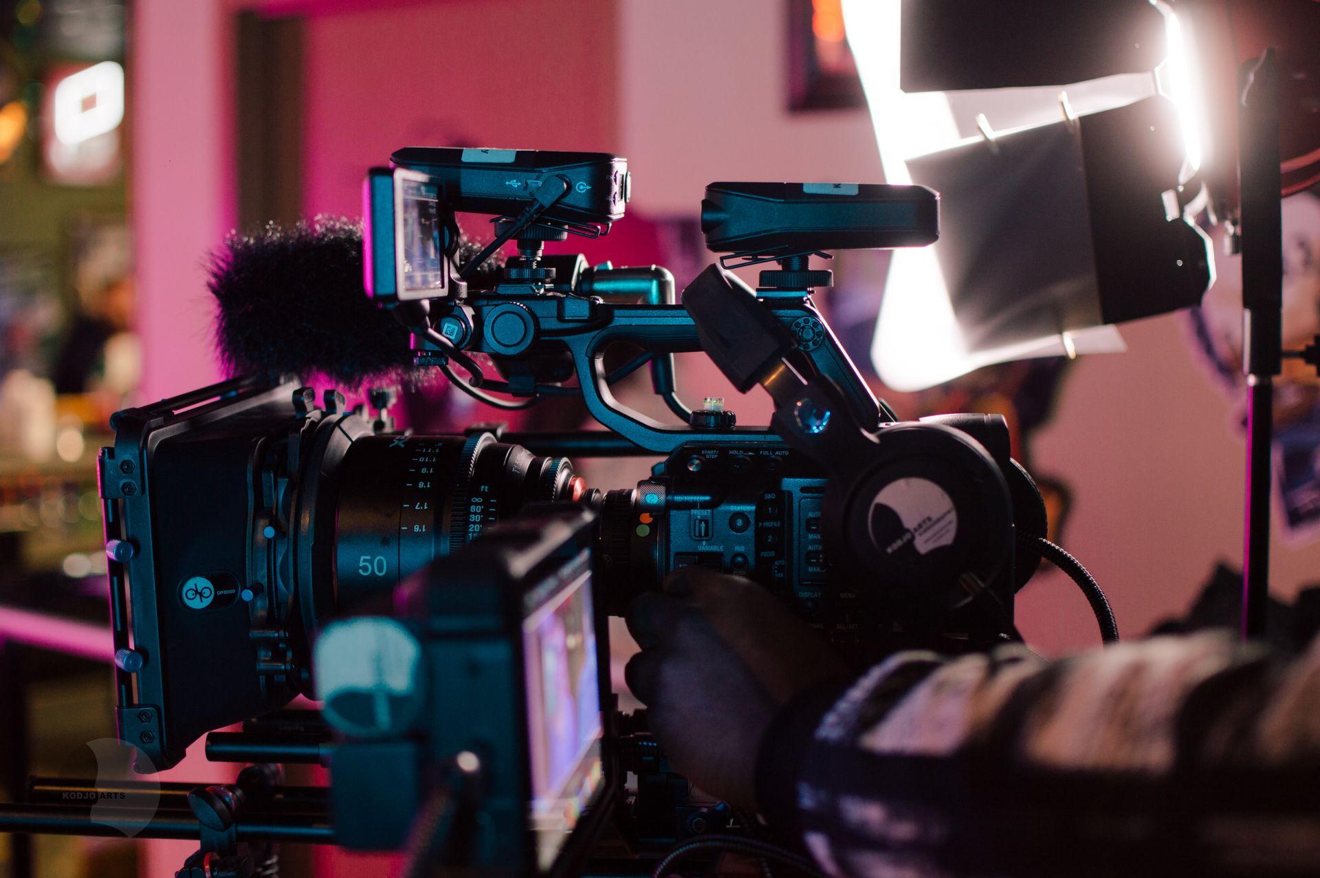 a video camera is sitting on a tripod in a dark room .