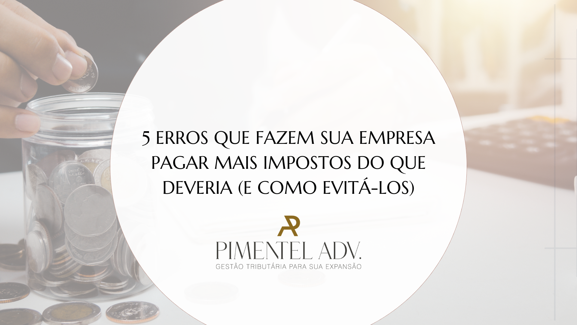 Imagem com texto sobre erros tributários que levam empresas a pagarem mais impostos, moedas ao fundo
