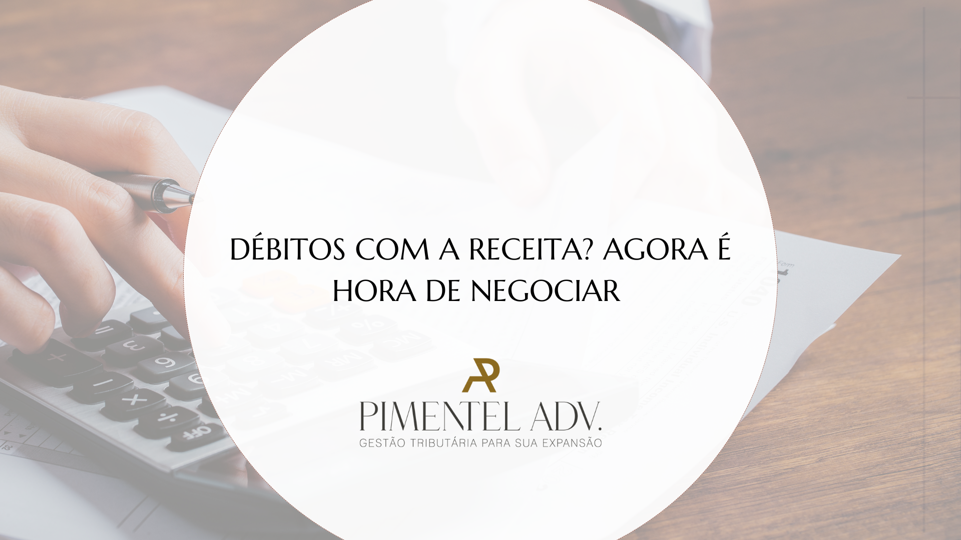 Imagem ilustrativa com mãos digitando no notebook e chamada para negociação de dívidas com a Receita