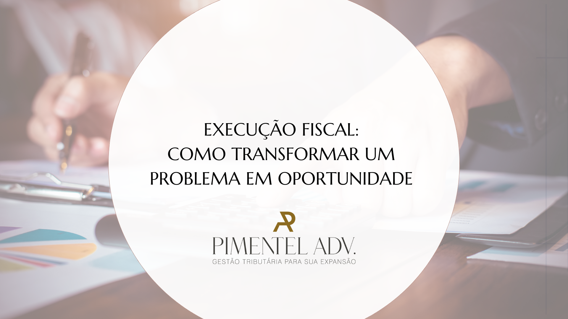 Empresário analisando execução fiscal e gestão tributária preventiva