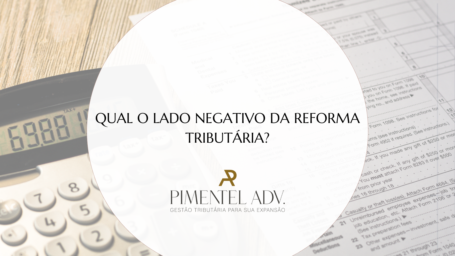 Empresário analisando o lado negativo da Reforma Tributária e seus impactos financeiros nas empresas