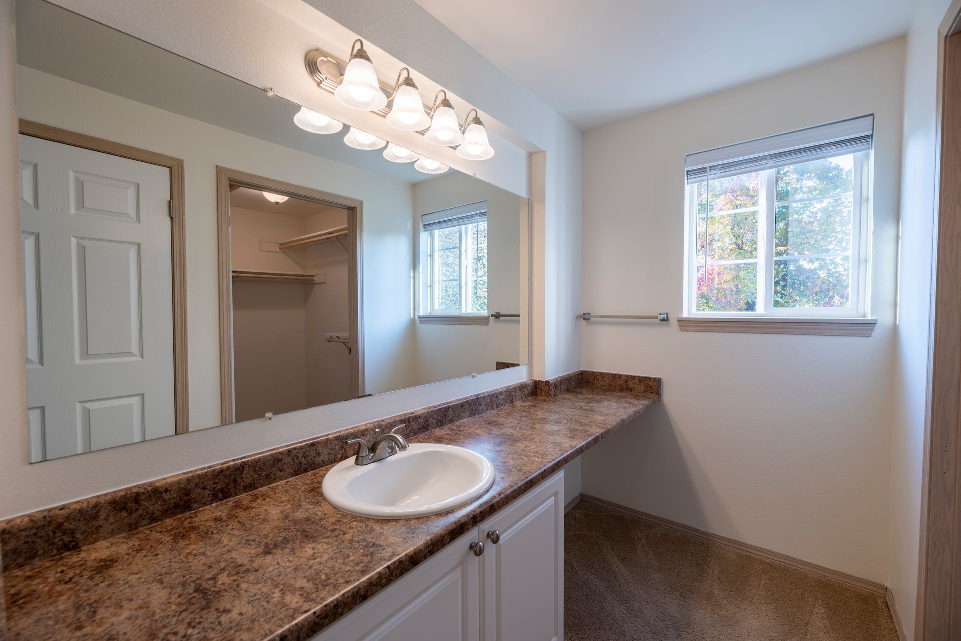 Master Bathroom in corner 2x2