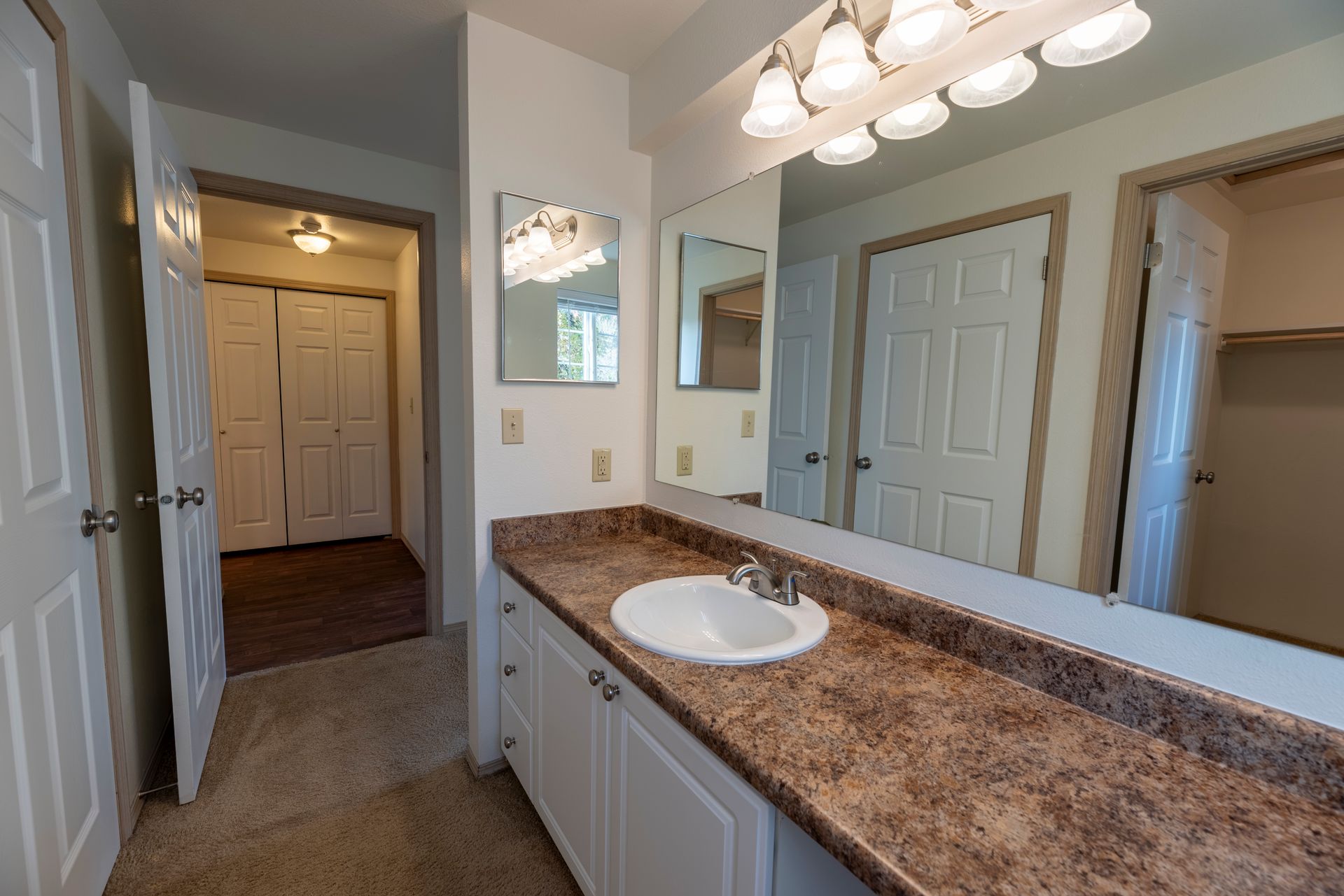 Master Bathroom in corner 2x2