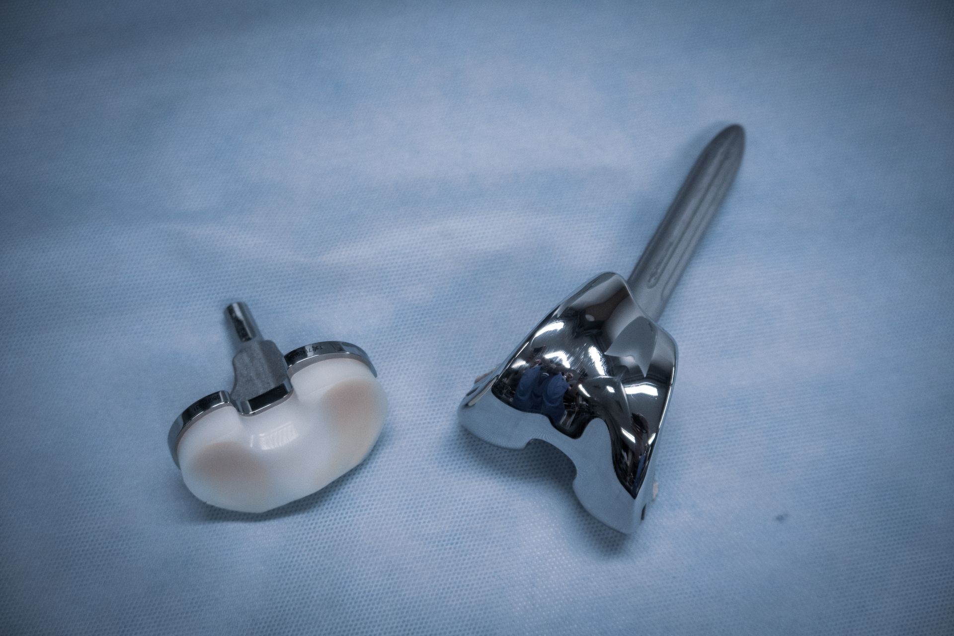 Um close de um objeto de metal sobre uma mesa.