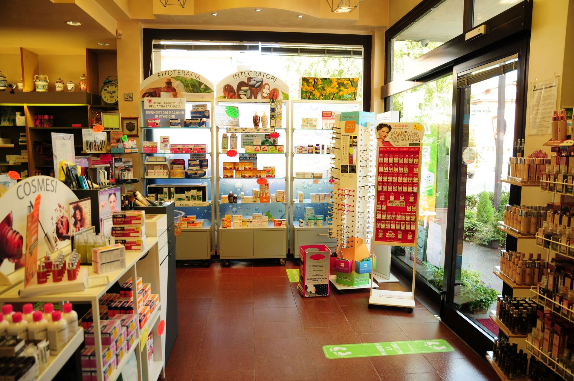 scaffali farmacia