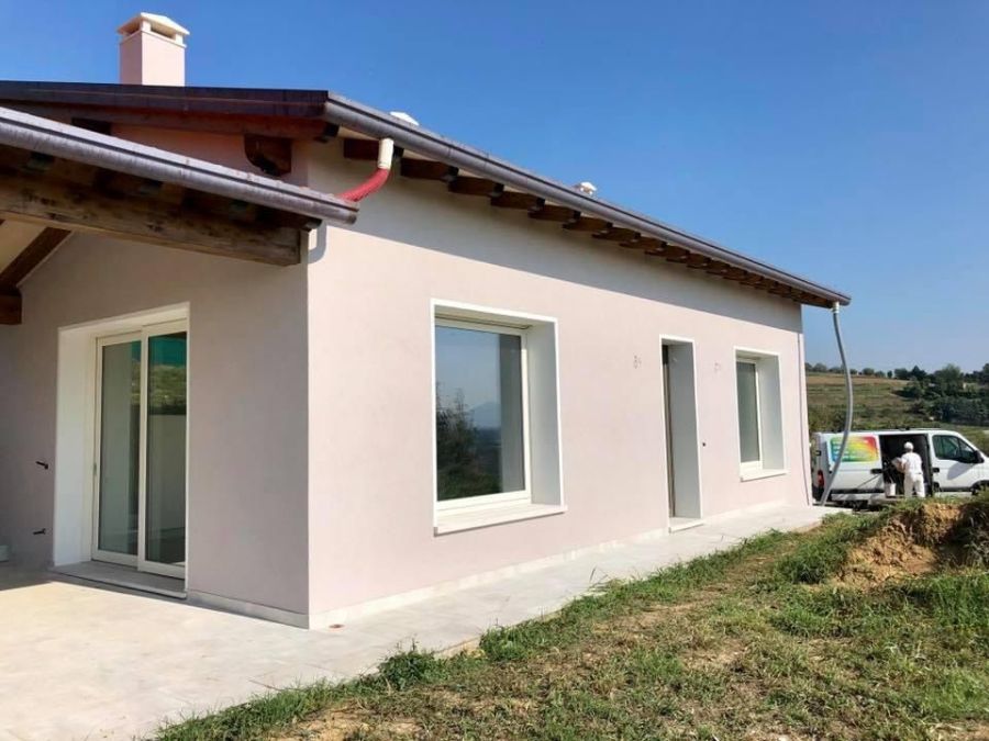 Facciata di una casa rosa