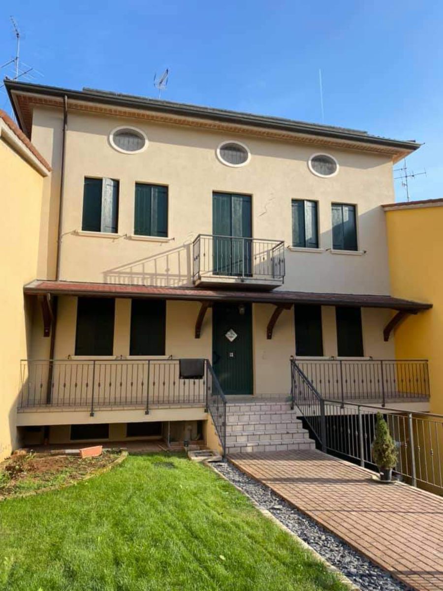 Casa con parete esterna beige