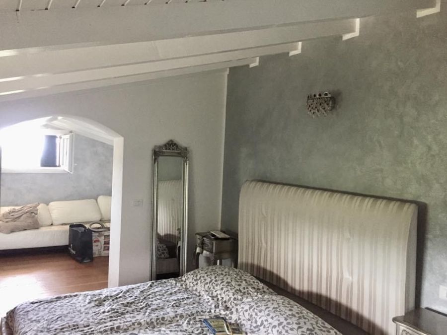 Camera da letto con parete grigia