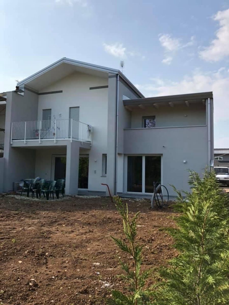 Casa con parete esterna bianca e grigia