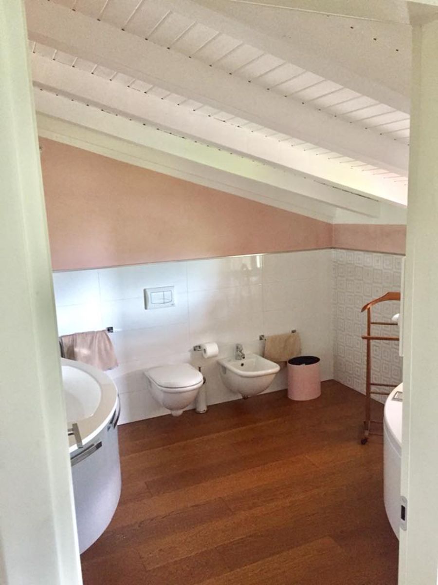 Parete rosa per bagno