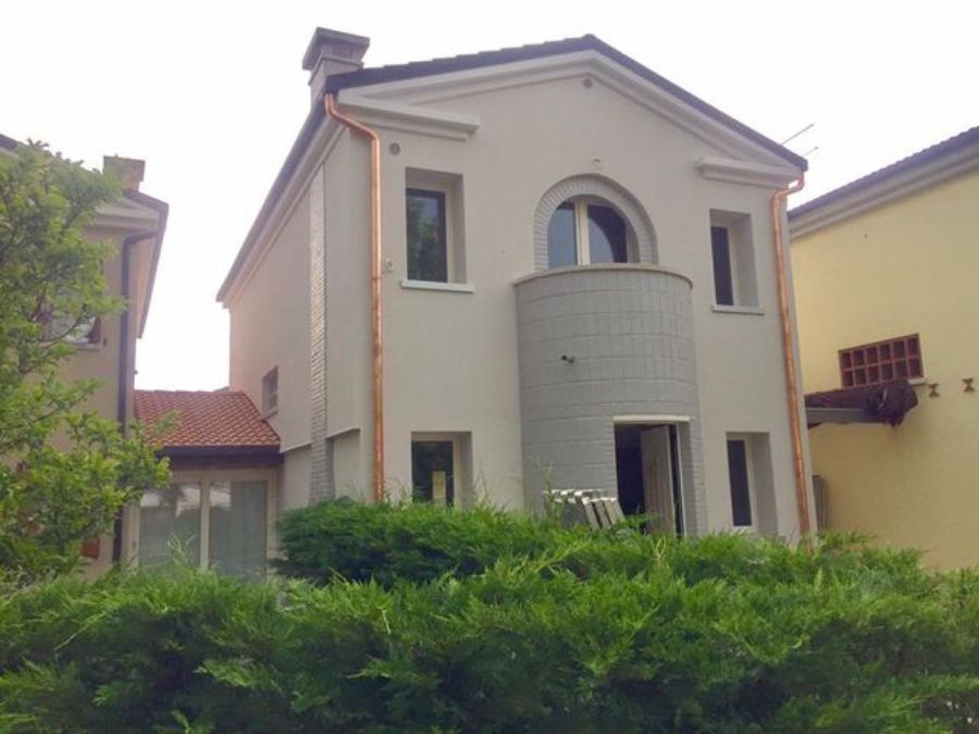 Casa con parete bianca