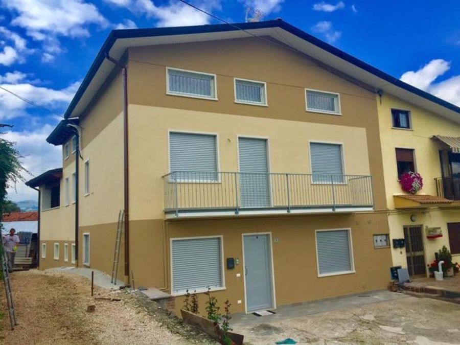 Casa con parete a due colori