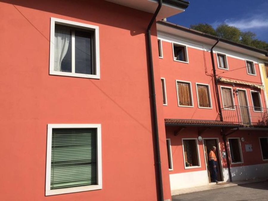 Casa con parete rosa