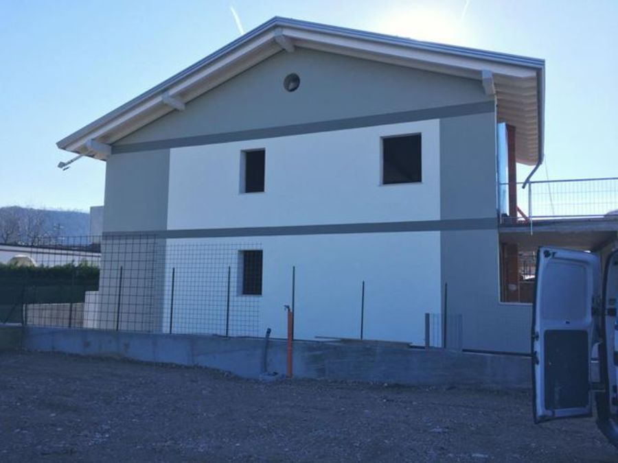 Casa con parete bianca e grigia