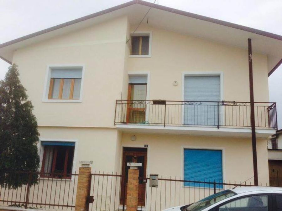 Casa con parete bianca