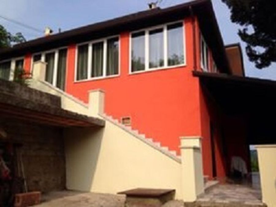 Casa con parete rossa