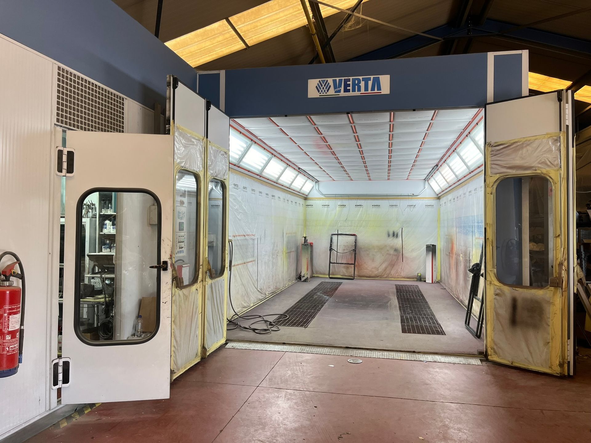 Spuitcabine voor auto's en bestelwagens