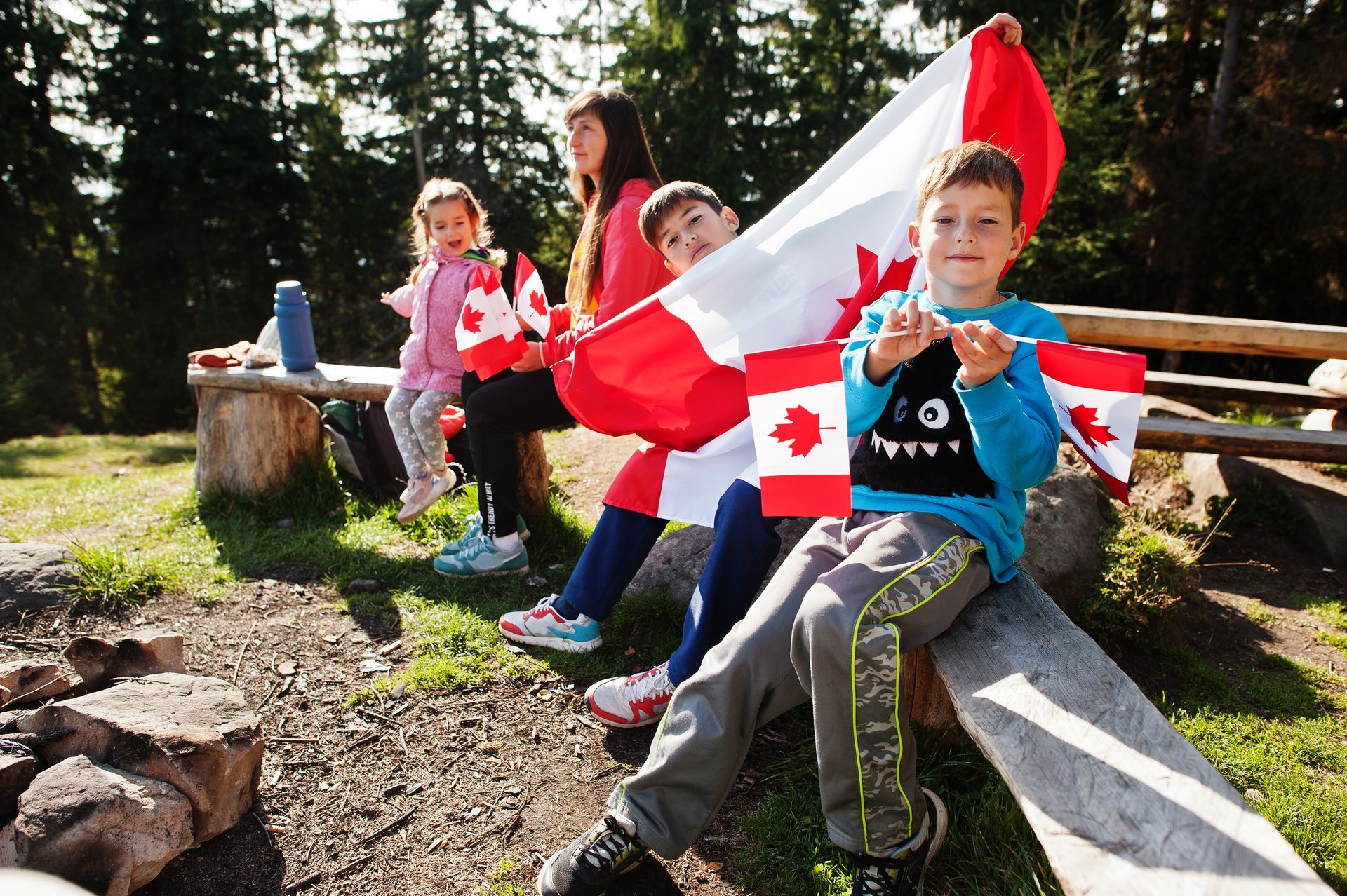 Enfants avec des drapeaux canadiens lors d’une célébration de la fête du Canada.