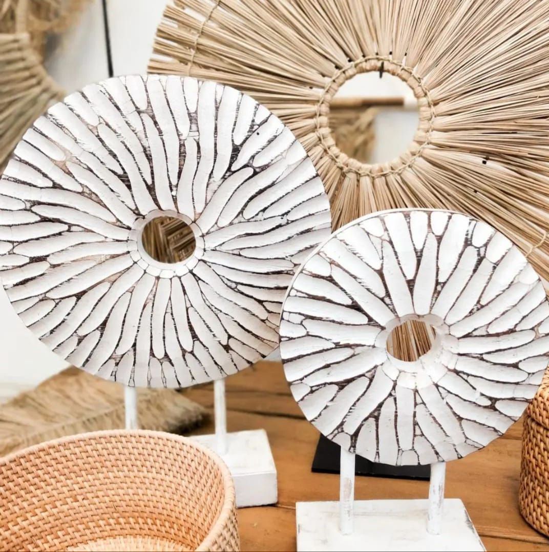 Un grupo de esculturas hechas de paja están sentadas sobre una mesa de madera.