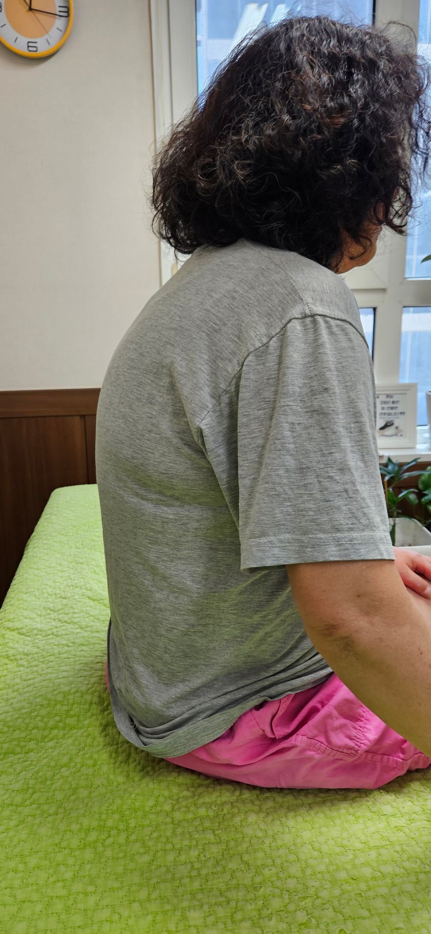 강남 정연 발지압의 28년 경력 관리를 받으러 오신 거북목 거북등 고객님