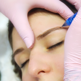 Eine Person erhälteine Augenbrauen Permanent Make-Up Behandlung.