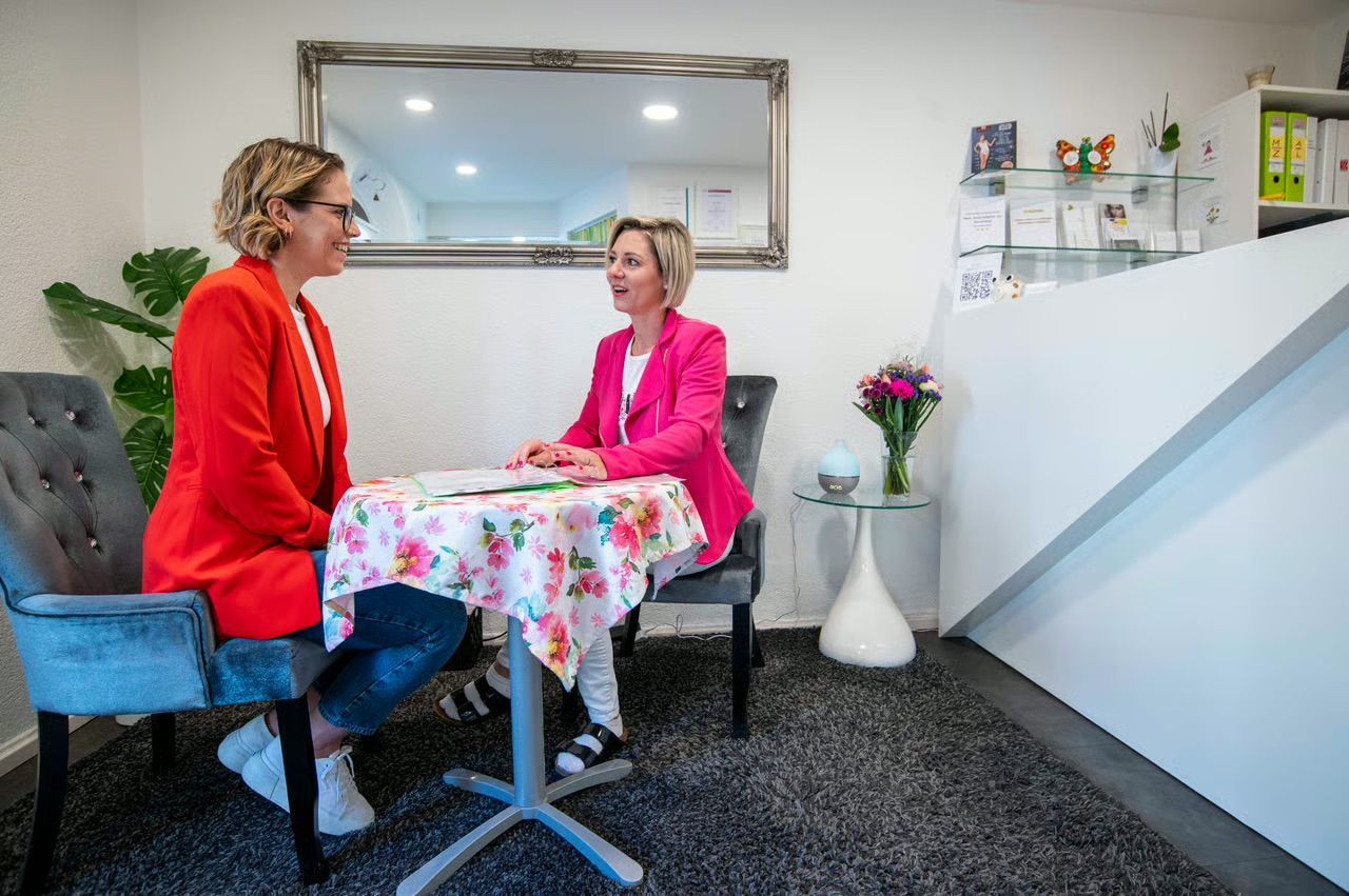 Zwei Frauen im Studio Kelebek Cosmetics by Mona, Mona führt ein Beratungsgespräch mit einer Kundin.