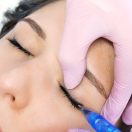 Person erhält Eyeliner-Permanent Make-Up Behandlung.