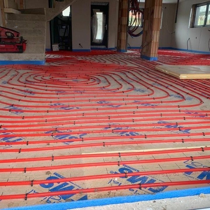 Une pièce avec beaucoup de tuyaux rouges sur le sol.