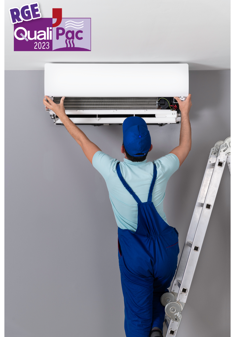 Un homme est debout sur une échelle en train de réparer un climatiseur.