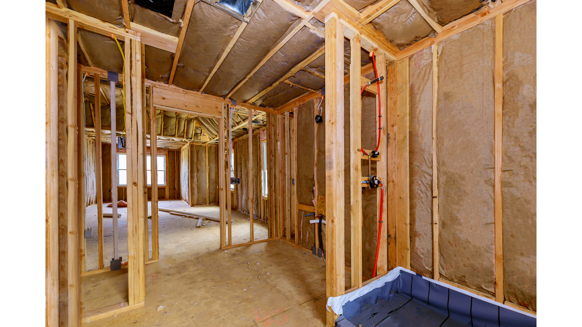 Une pièce dans une maison en construction avec des poutres en bois.