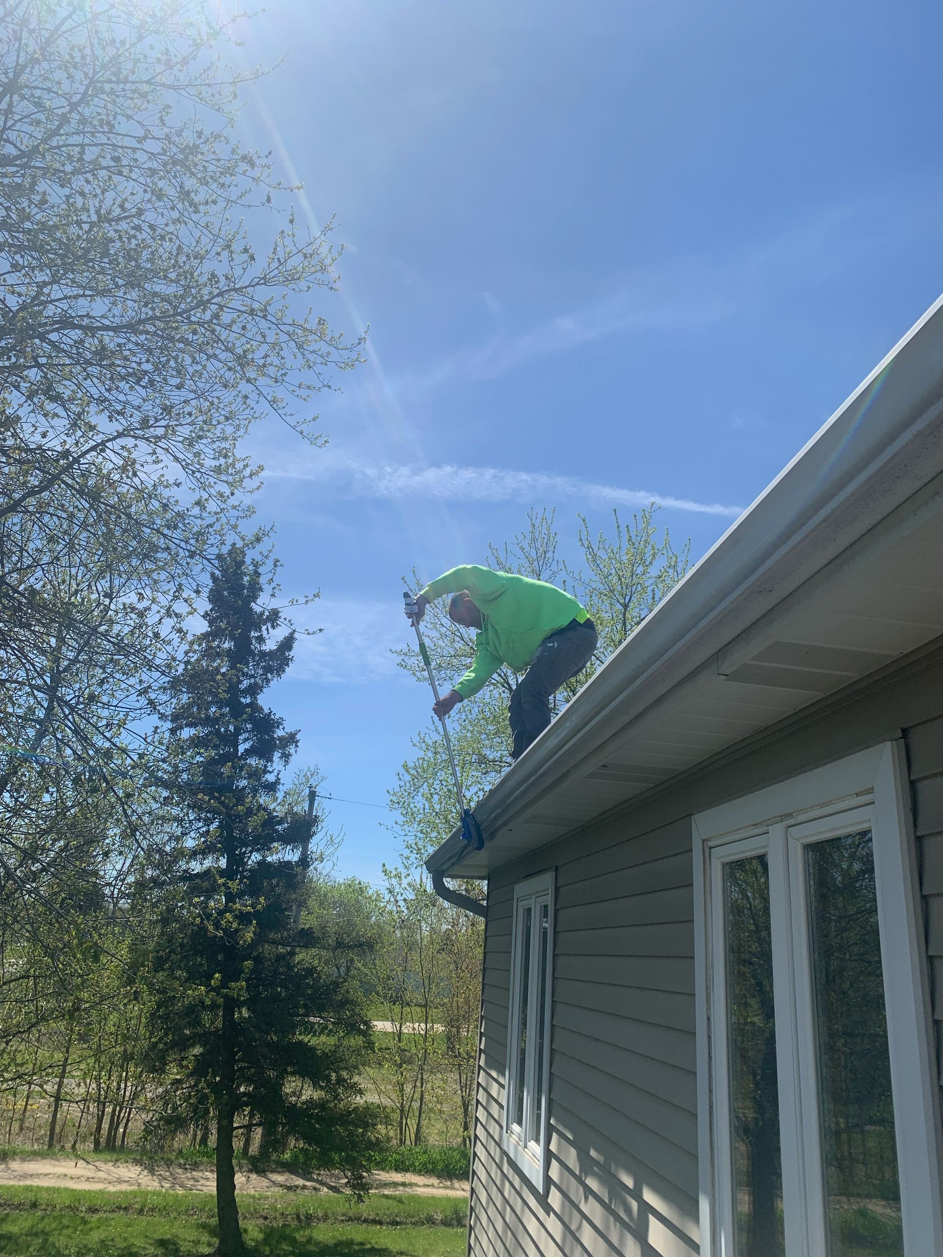 gutter cleaning professional