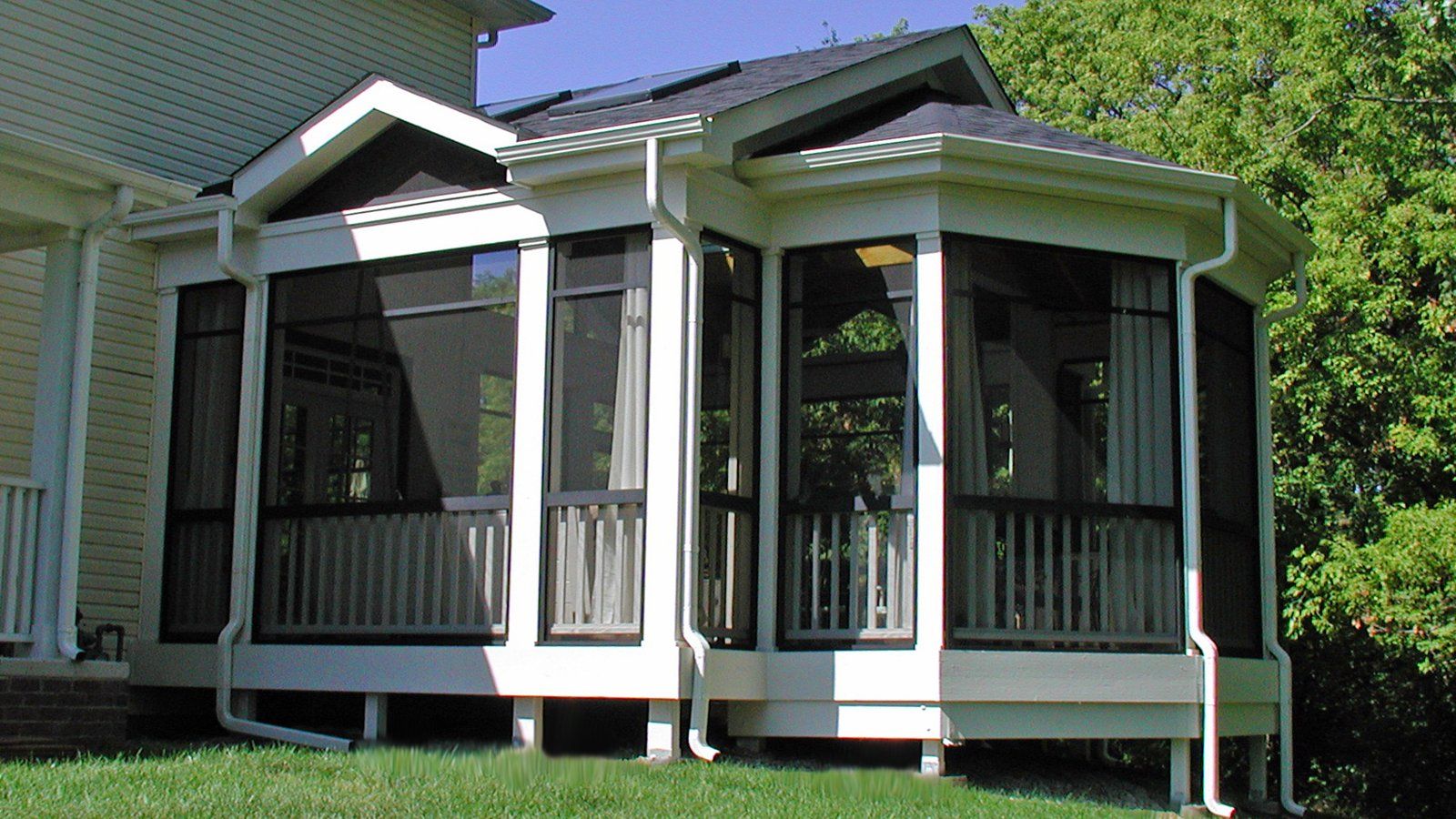 SCREEN PORCH ADDITION GURNEE, IL This screen porch features complex geometry with multi-faceted volume ceilings.