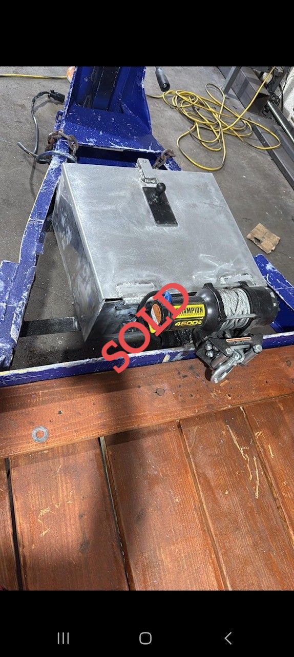 A lift table with a metal box, labeled 