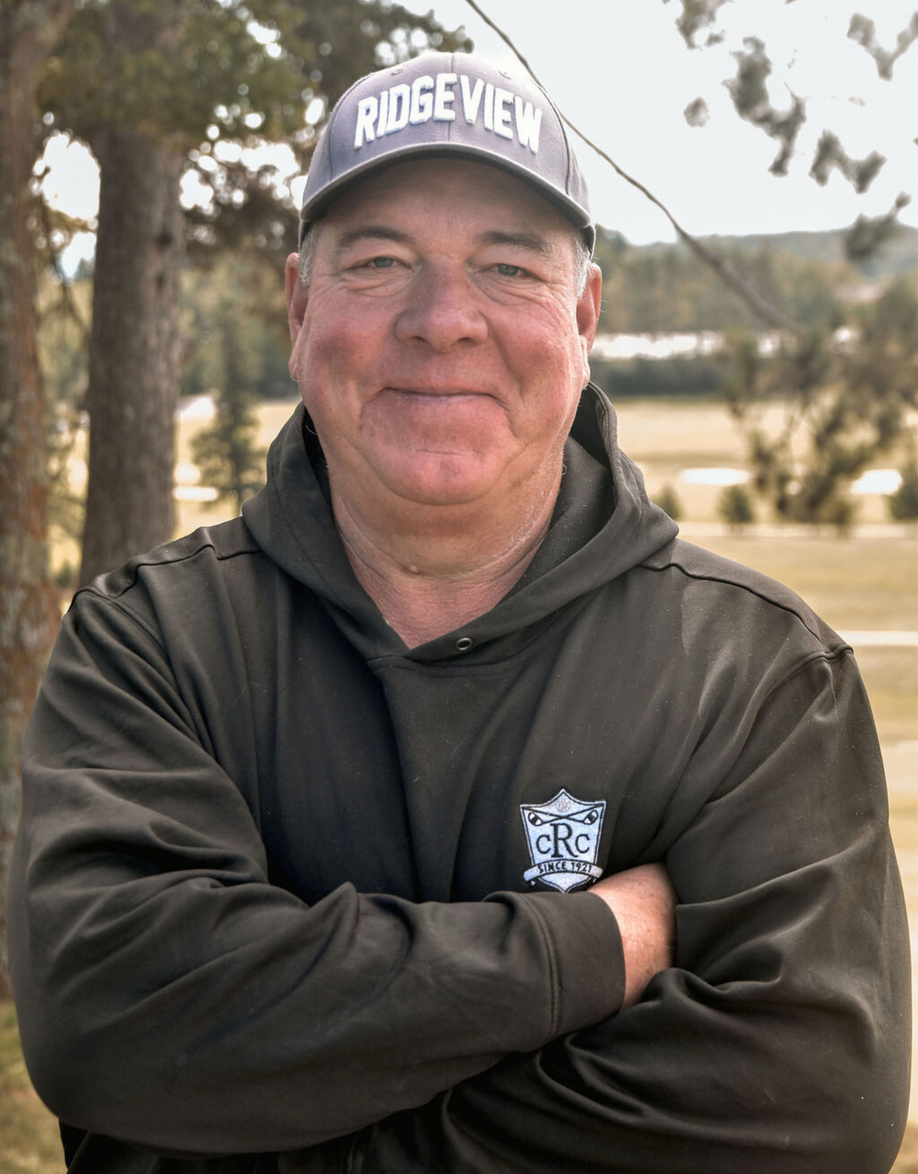 A man wearing a hat with the word ridgeview on it
