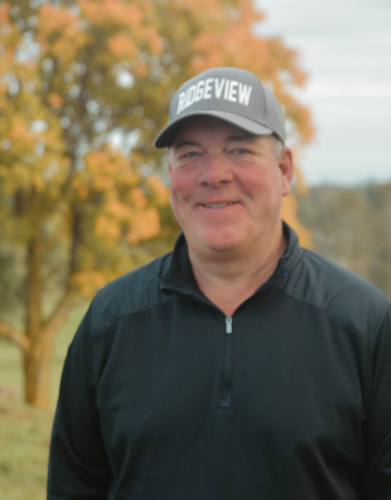 A man wearing a hat with the word ridgeview on it
