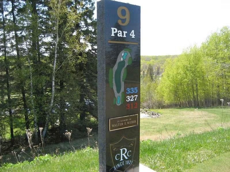 A golf course sign that says par 4 on it