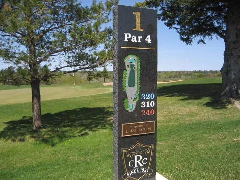 A sign on a golf course that says 1 par 4