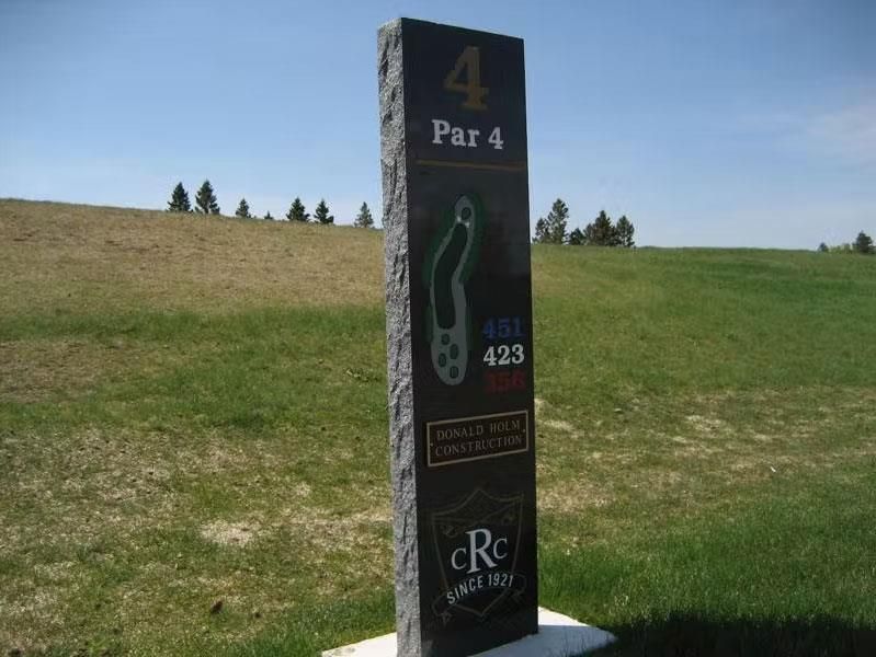 A golf course sign that says par 4 on it