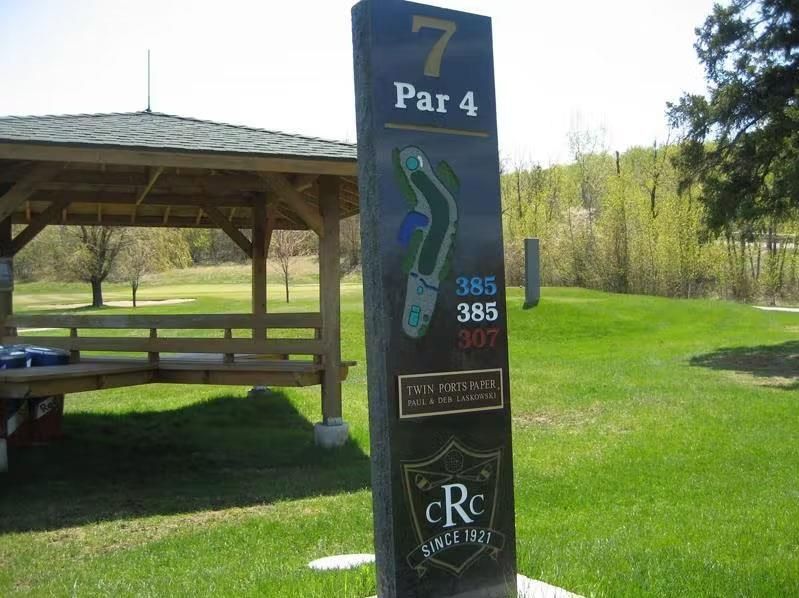 A sign for par 4 of a golf course