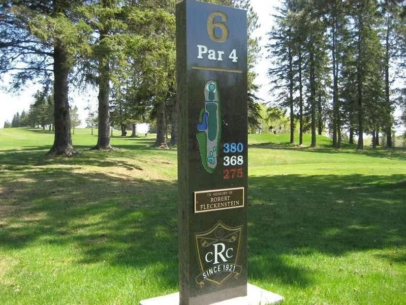 A sign for par 4 of a golf course